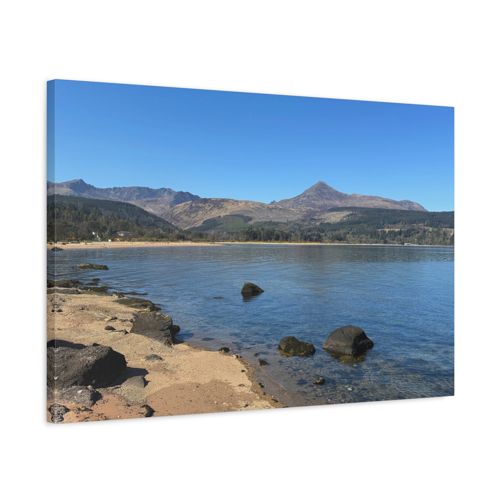 Landscape of a lake with mountains in the background