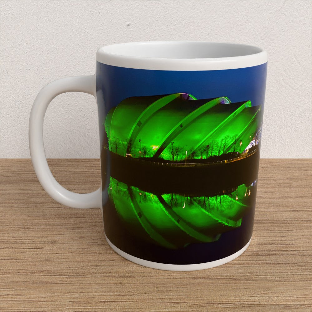Mug with a green architectural design on a wooden surface